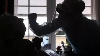 Женщина заразилась сразу двумя штаммами коронавируса в Бельгии