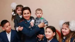 "Бәріне бірдей қараймын" - анасынан айырылған төрт баланы асырап алған полицей