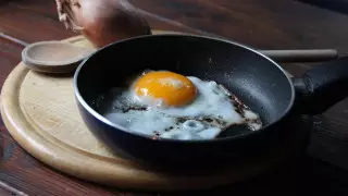 Особенности чистки сковороды изнутри и снаружи: топ 6 способов