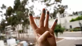 Устройство для зарядки смартфона кончиками пальцев создали ученые