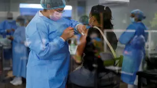 Вакцинация за границей. Истории казахстанцев из Нидерландов и Венгрии