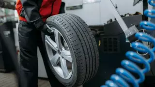 Работника шиномонтажа убило колесом в Павлодаре