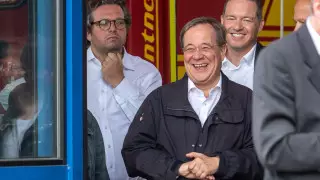 Преемника Меркель раскритиковали за смех на конференции