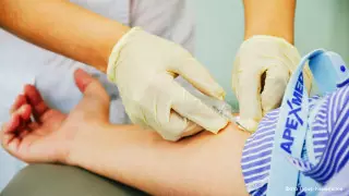 Иммунолог советует сдать кровь на анализ перед вакцинацией