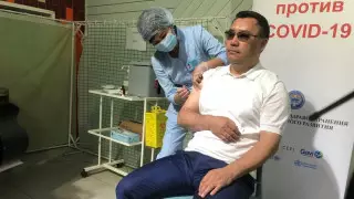Президент Кыргызстана привился Sinopharm в торговом центре