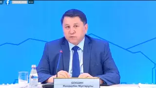 "Чтобы нормально изъясняться". Бекшин вышел на брифинг без маски