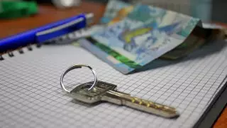 Перевод денег на карту опасен в сделках с квартирами, предупредил юрист