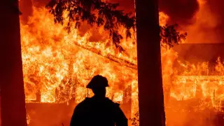 Жителей Калифорнии эвакуируют из-за масштабного пожара