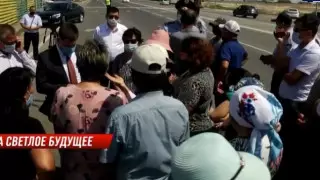 Жители пригорода Семея перекрыли трассу из-за отсутствия электричества в их домах