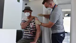 Количество привившихся от COVID-19 взрослых назвали в ЕС