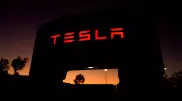 Чистая прибыль Tesla впервые превысила миллиард долларов