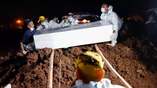 Индонезия вышла на первое место в мире по числу смертей от COVID-19