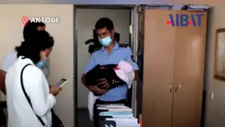 Полицейский в Актобе забрал у пьяных родителей 2-месячного ребенка