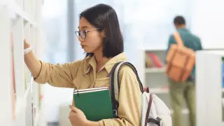 Студенты не могут получить свои дипломы после лишения лицензии вуза в Шымкенте