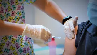 Столичная молодежь массово проходит вакцинацию