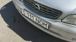 Иномарка с красивым картонным номером ездила по Павлодару