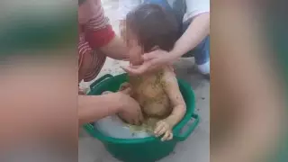 "Купают в овечьих фекалиях". МОН проводит разбирательство из-за фото ребенка