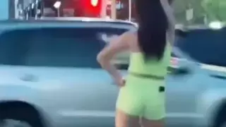 Полиция провела беседу с астанчанкой, которая приходит потанцевать на перекресток