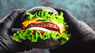 "Открытие бургерной". Знаменитостей уличили в нарушении карантина в Алматы