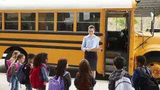 Обязательную вакцинацию педагогов поддержали в США