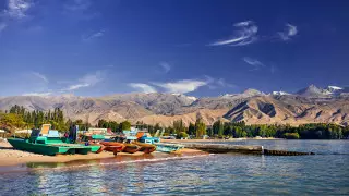 Сколько денег тратят казахстанцы на Иссык-Куле