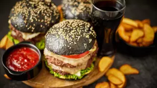 Открытие бургерной со звездами в Алматы: протоколы составили на вайнеров и блогеров