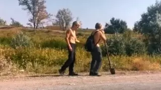 Латающие ямы на дороге подростки стали героями социальных сетей