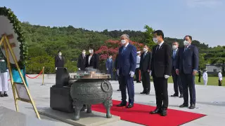 Президент Токаев возложил венок к монументу в Сеуле