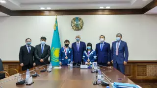 Амандык Баталов подарил квартиры призерам Олимпиады