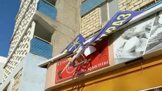 Железный стул выбросили из окна квартиры в Актау