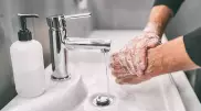 Ученые выяснили, как смыть с рук бактерии и вирусы