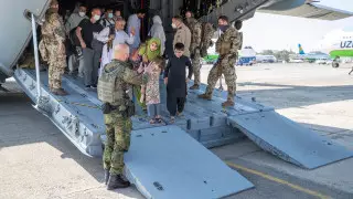 Как страны мира эвакуируют своих граждан из Афганистана