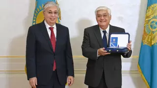 Президент Токаев лично вручил Алибеку Днишеву знак особого отличия