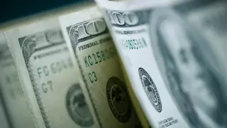 Курс доллара продолжает падать