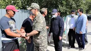 Сапарбаев и Ермекбаев навестили семьи погибших при взрывах в Жамбылской области