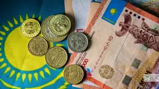 Токаев поручил повысить минимальную зарплату