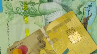 Чем обернется для казахстанцев повышение минимальной зарплаты