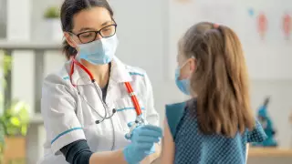 На слухи о тайной прививке детей от COVID-19 ответила санврач Нур-Султана