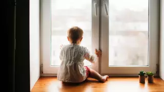Как уберечь ребенка от падения из окна