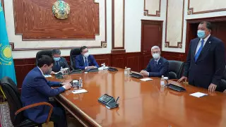 Премьер Мамин представил нового акима Мангистау