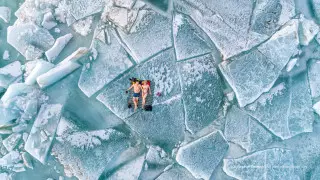 В купальнике на льдине. Фото алматинца на Капшагае покорило судей Drone Awards