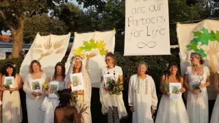 70 женщин "вышли замуж" за деревья в Великобритании