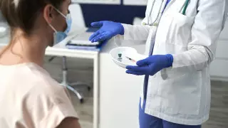 Третья доза вакцины от COVID-19 нужна не всем - ученые