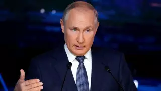 Путин заявил, что общался с зараженным сотрудником целый день