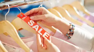 Чем может быть опасна "охота за скидками" в магазинах, рассказал эксперт