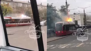 "Проехались с огоньком". Горящий трамвай сняли на видео в Павлодаре