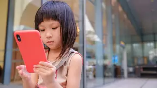 Китайская версия TikTok ограничила время использования для детей