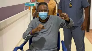 Пеле спел песню после операции