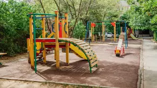 Мальчик запутался в канате на детской площадке и впал в кому в Уральске