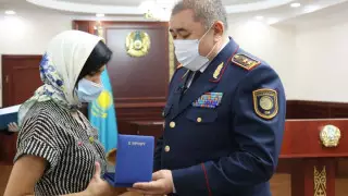 Глава МВД вручил награды семьям погибших при стрельбе полицейских